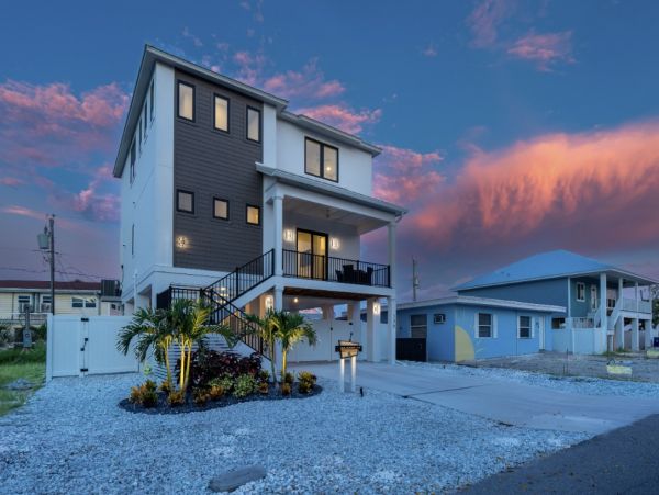 Modern Coastal Beach House - Perfect for Families & Groups